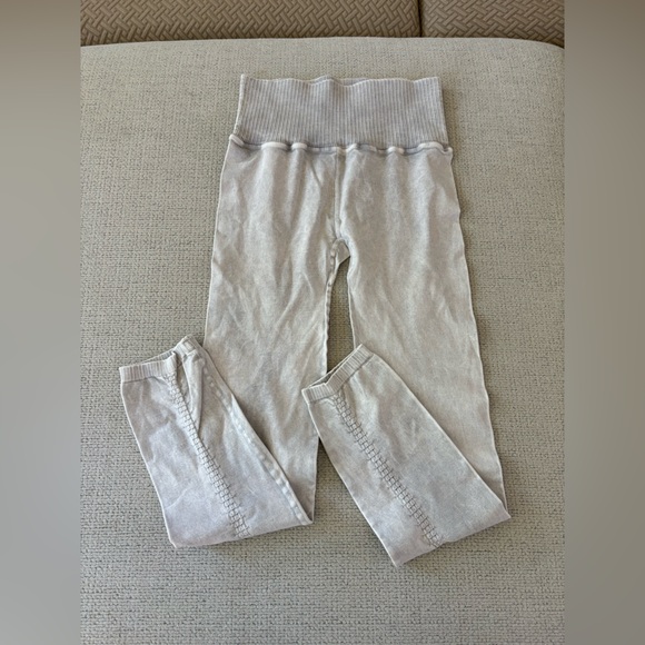 NWOT Free People Movement Good Karma 7/8 Leggings in ICE GREY - Picture 5 of 6